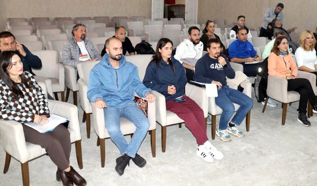 Yüzme antrenörleri ile toplantı