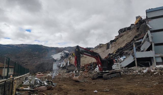 Çorum'da iş makinesi  son anda kurtuldu