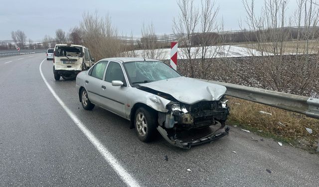 Hafif ticari araç ile otomobilin çarpıştığı kazada 5 kişi yaralandı