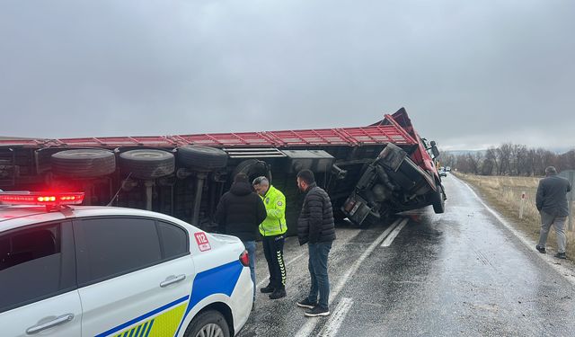 Üzerine tır devrilen hafif ticari araçtaki 2 kişi yaralandı