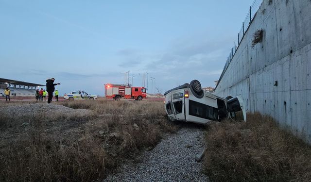 Atletizm sahasına düşen aracın sürücüsü yaralandı