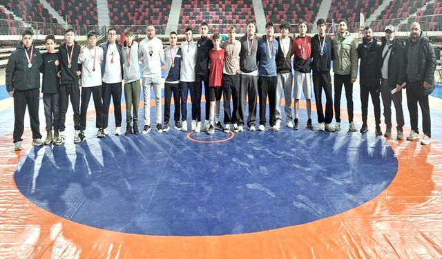 Grekoromen’de Çorum Belediyespor takımı kendisi ile mücadele etti