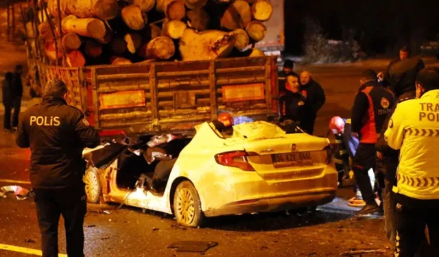 Feci kaza! Otomobil ok gibi saplandı