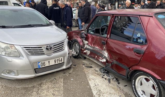 Cuma Pazarı civarında 3 araç birbirine girdi