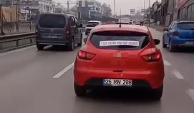 Aracın arkasına astığı yazı şaşkına çevirdi! Gören telefonuna sarıldı