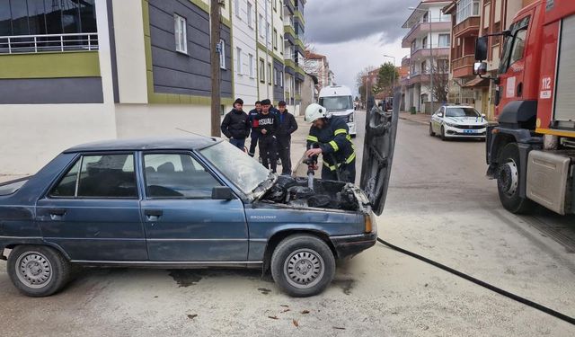 Motor kısmı tutuşan otomobili yanmaktan itfaiye kurtardı