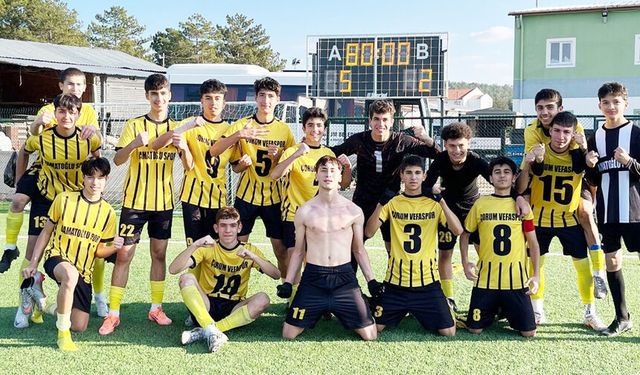 İlk şampiyon kupasını alıyor