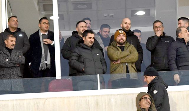 Yönetim tam kadro maçta