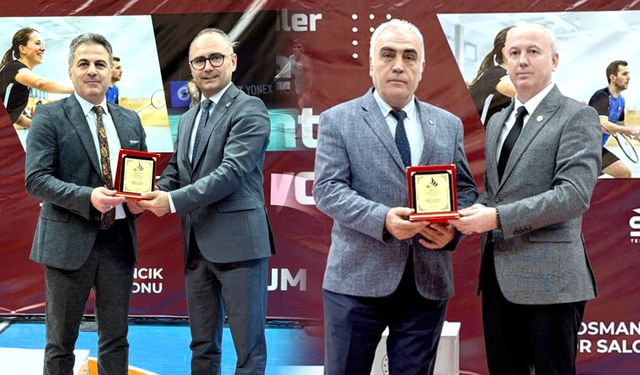 Badminton’a katkıda bulunanlara plaket