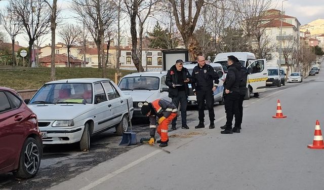 Motosiklet yayaya çarptı, 2 yaralı