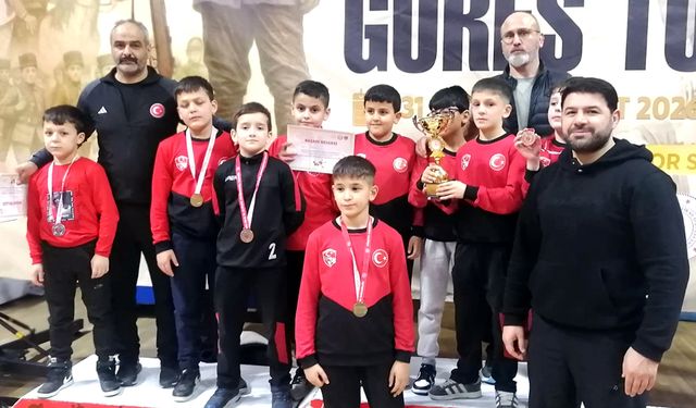 Çorumlu minik güreşciler Samsun’da altı madalya kazandı