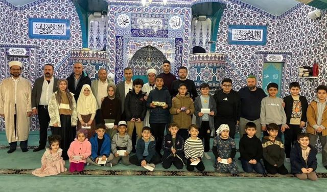 İlk teravih namazında çocuklar camide buluştu