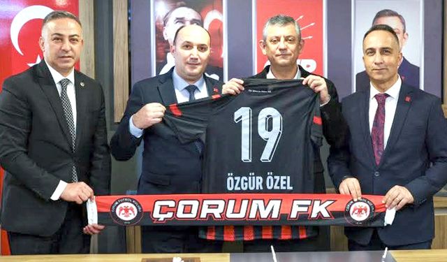 Özel’e Çorum FK forması ve kaşkolu