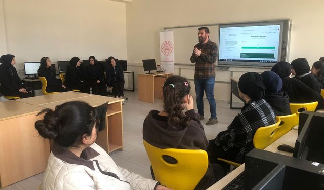 "Yapay Zeka ve Dijital Araçlar" eğitimi verildi
