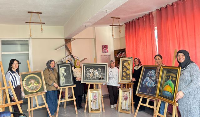 Kadınlar rölyef sanatıyla hem üretiyor hem sosyalleşiyor