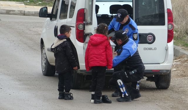 Çorum'da iç ısıtan görüntü! Yolda karşılaştıkları iki çocuğa bot hediye etti