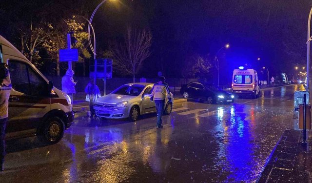 Anne ve oğlu kazada yaralandı