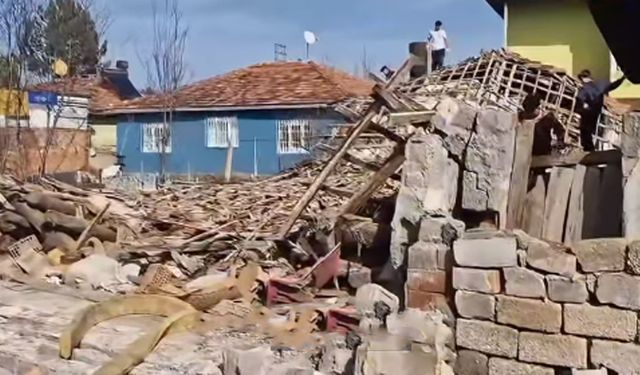 Depremin ardından ahır yıkıldı