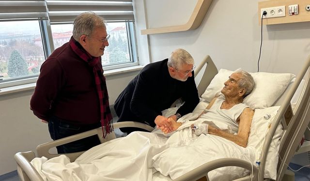 Aşgın'dan asırlık çınara geçmiş olsun ziyareti