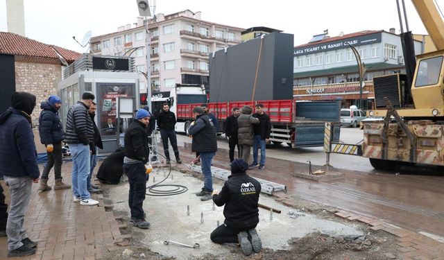 Meydana dev led ekran kuruldu