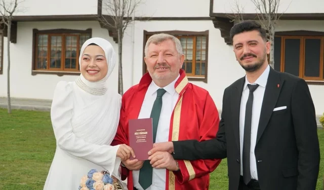 Yeğeninin nikahını kıydı
