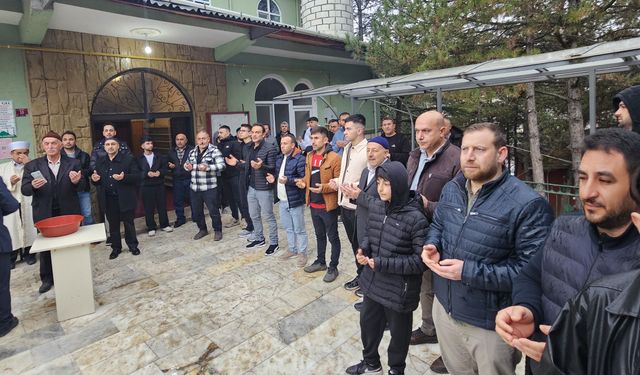 Cami bahçesinde toplu bayramlaşma geleneği yaşatıldı