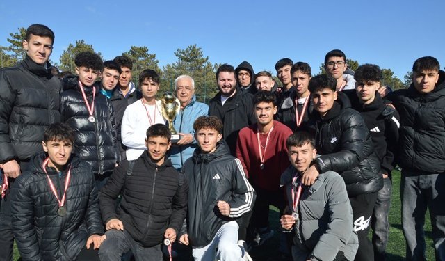 Mimar Sinan şampiyonluk kupasını rötarlı aldı