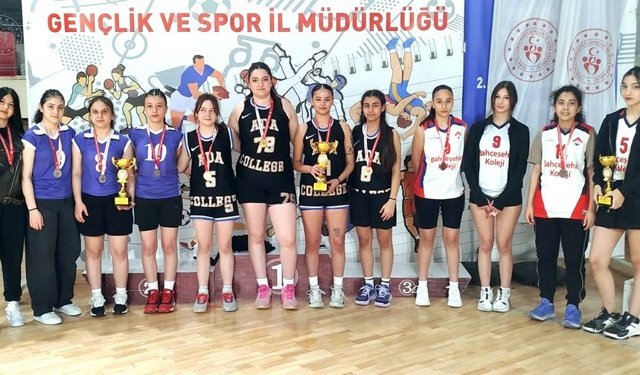 Basketbol’da Ada Koleji çifte şampiyon