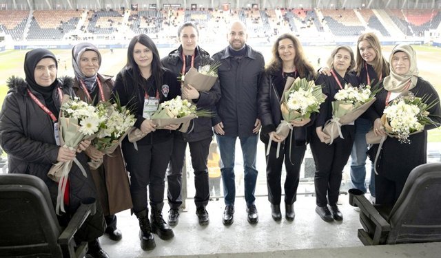 Başkan’dan kadın çalışanlara çiçek