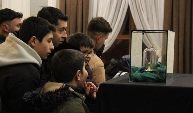 Kadir Gecesi'nde kutsal emanetlere yoğun ilgi