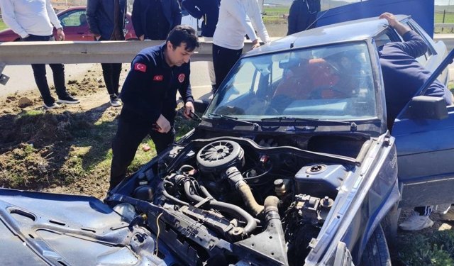 Direksiyon hakimiyetini kaybeden araç yoldan çıktı