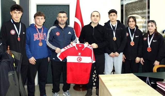 Şampiyon güreşcilerden Kaymakam’a ziyaret