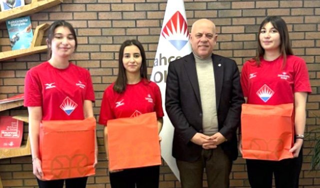 Bahçeşehir Koleji Şampiyon sporcuları ödüllendirdi