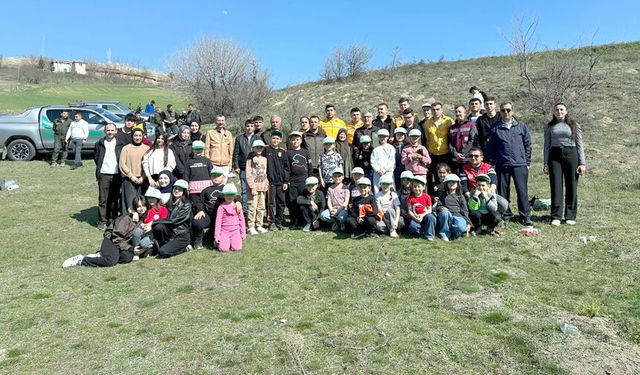 Bayat'ta 105 fidan  toprakla buluştu