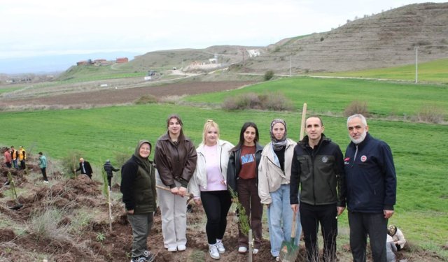 150 mavi servi ve 100 karaçam toprakla buluştu