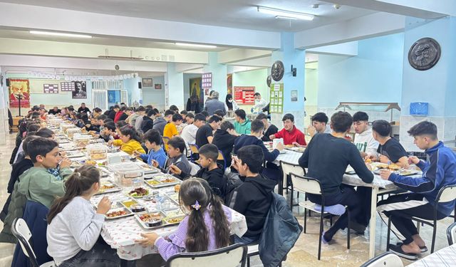 Köy okulu öğrencileri iftarda buluştu