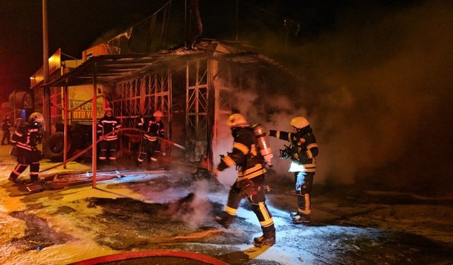 Oto lastik servisinde yangın çıktı