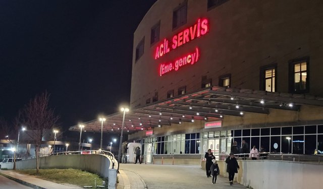 Traktörün altında kaldı, ağır yaralandı