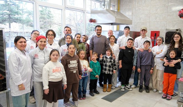 Özel öğrenciler ve üniversiteliler aynı mutfakta buluştu