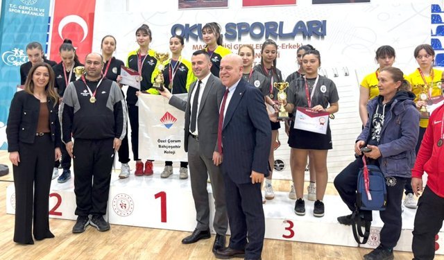 Bahçeşehir Koleji set vermeden Türkiye Şampiyonu