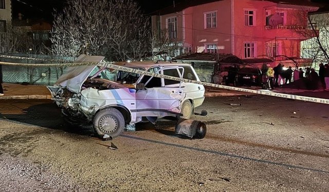 İki otomobil çarpıştı: 2 yaralı