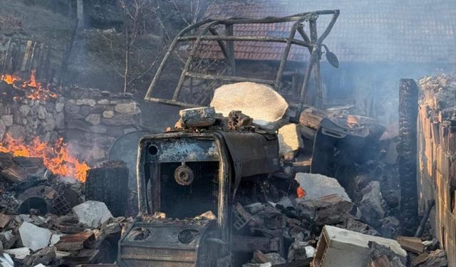 Çorum'da yangın: Ev, samanlık ve traktör yandı
