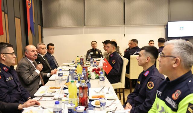 Jandarmada birlikte iftar yaptılar