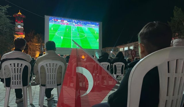Sungurlu'da Kosova-Türkiye maçı dev ekranlardan izlendi