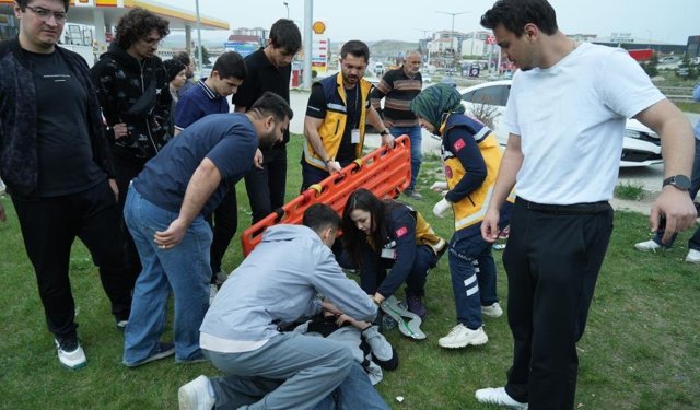 Yaralı sürücünün yardımına vatandaşlar koştu