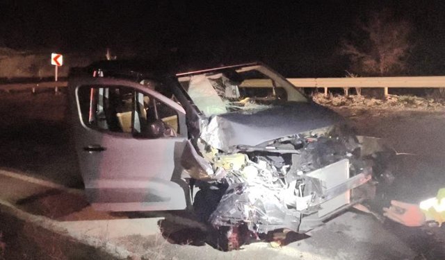 Hafif ticari araç kamyona çarptı: 3 yaralı