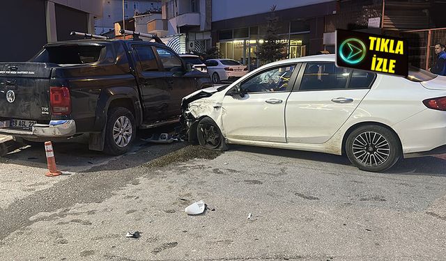 3 aracın karıştığı kaza kameralara böyle yansıdı
