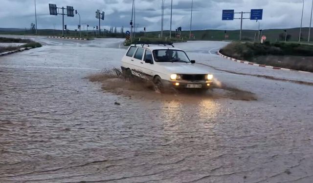 Çorum'da kuvvetli sağanak su baskınlarına sebep oldu