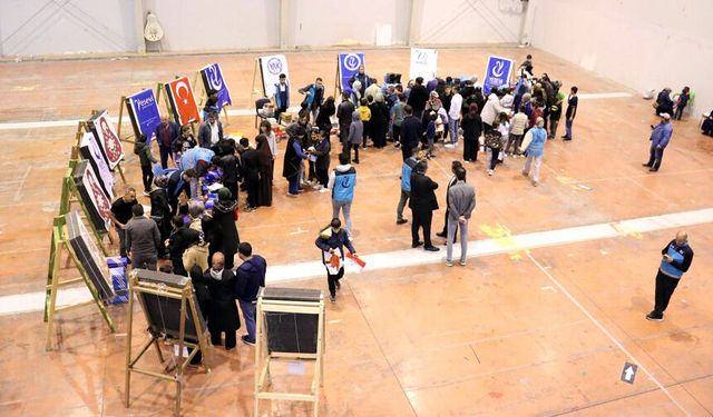 Yesevi Hareketi Derneğinden çocuklara ayakkabı hediyesi
