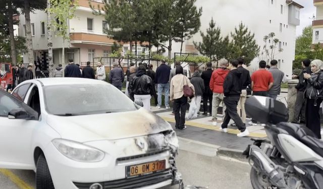 Çorum'da kameriye yangını: İki araç zarar gördü